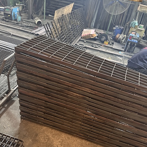 工業(yè)走道鋼格板用途與安裝注意事項